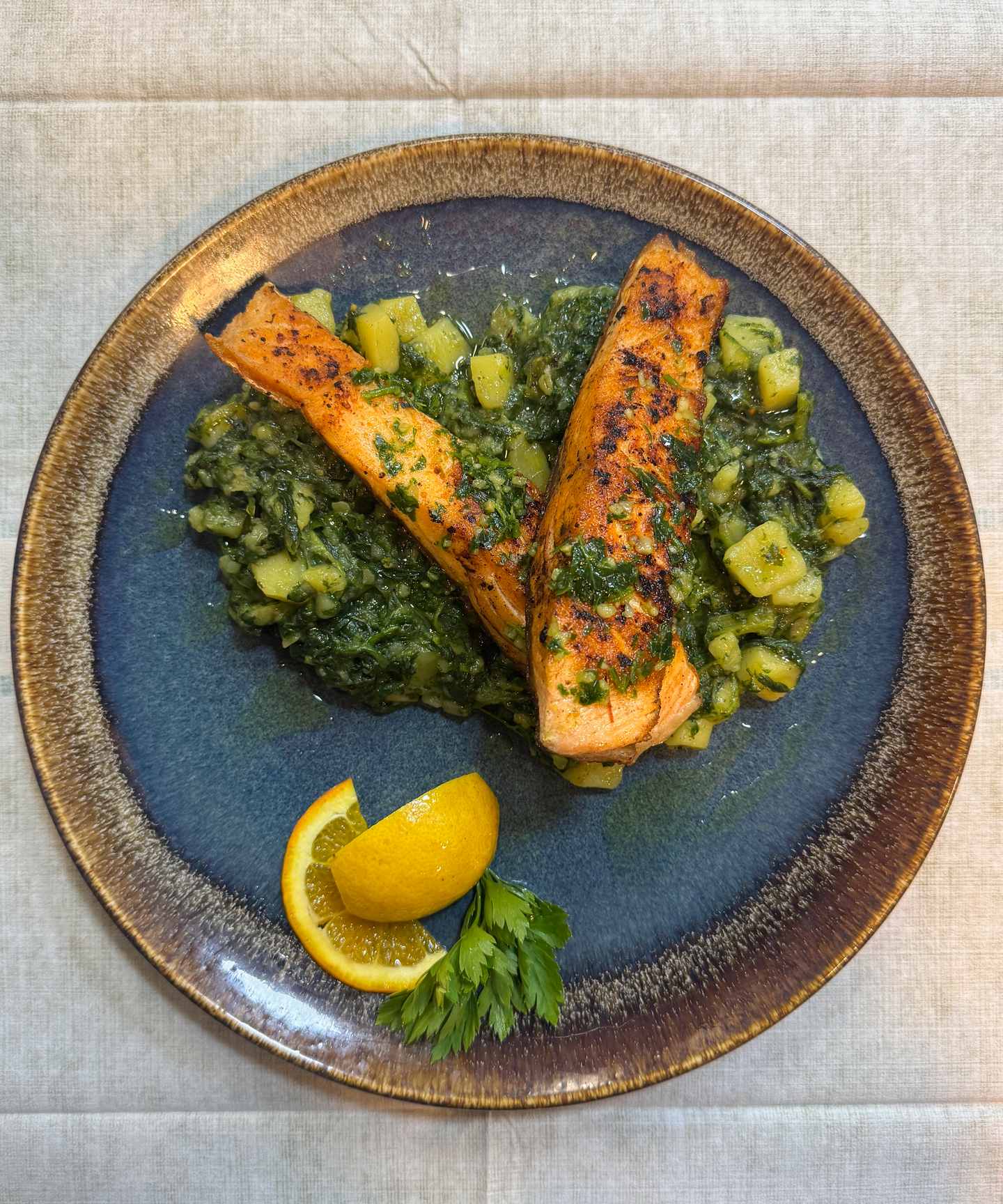Grilovaný lososový filet s mangoldem a bramborami, plátek citronu.
