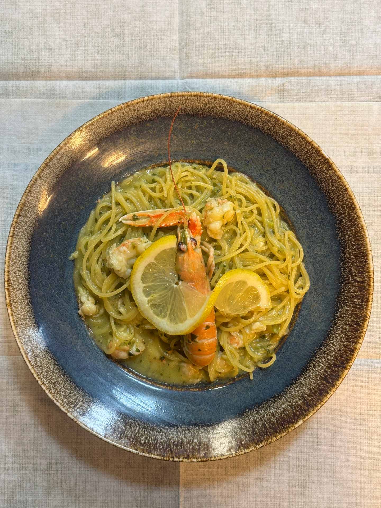 Špagety se scampi v lehké omáčce, s plátky citronu.